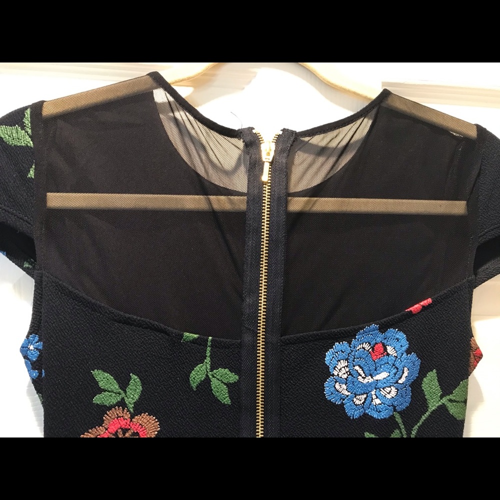 LOOK! Fabulous navy floral mesh back size 5/6